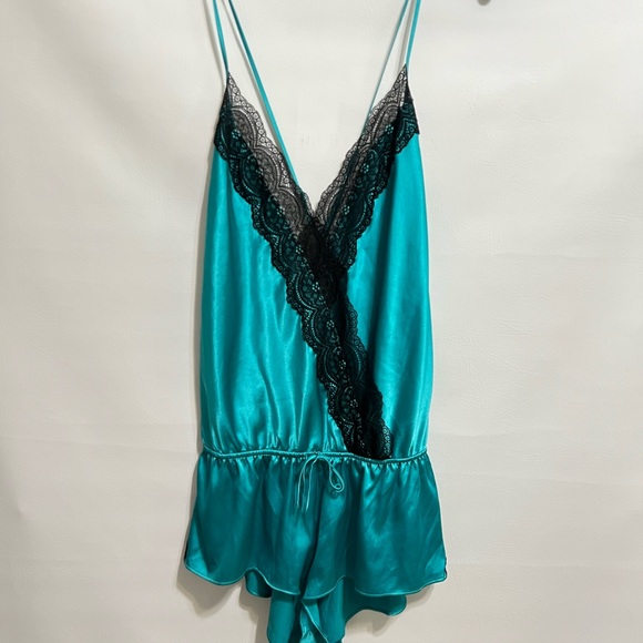Victoria’s Secret Romper new condition. SZ M black lace a turquoise color - Picture 2 of 13